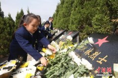 清明节前夕  四川宣汉民众追思烈士谯禾林